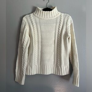 White chunk knit sweater mock neck and braided design | size M